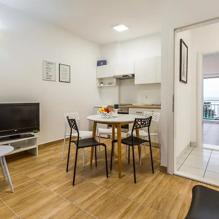 2 Bed Sleeps 6 - Free Parking