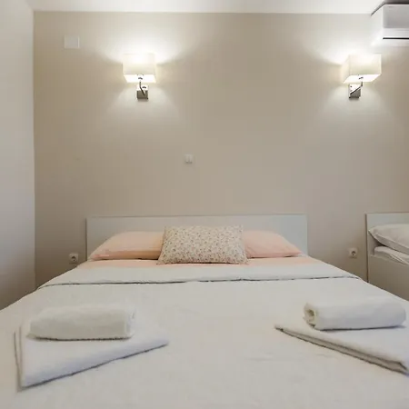 2 Bed Sleeps 6 - Free Parking Appartamento Crikvenica