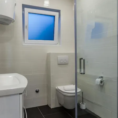 2 Bed Sleeps 6 - Free Parking