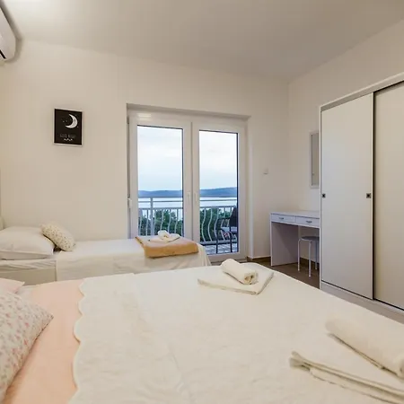 2 Bed Sleeps 6 - Free Parking *
