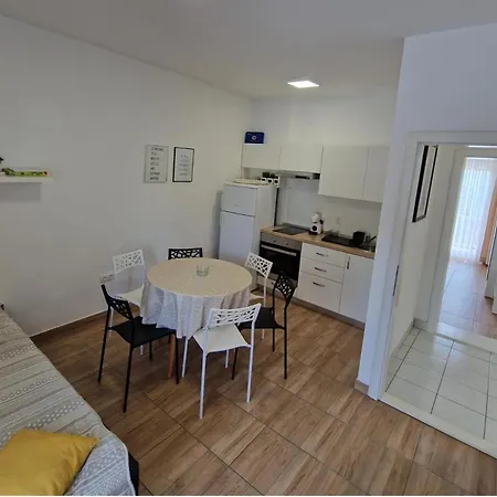2 Bed Sleeps 6 - Free Parking
