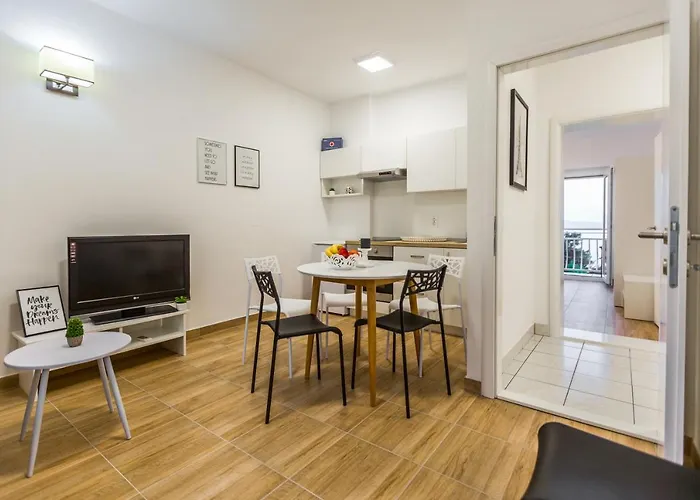 2 Bed Sleeps 6 - Free Parking