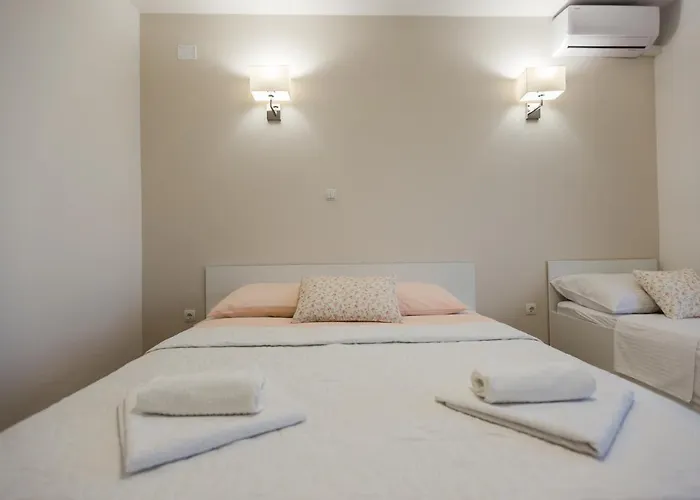 2 Bed Sleeps 6 - Free Parking Appartamento Crikvenica
