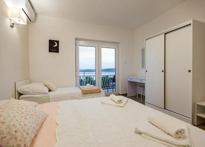 2 Bed Sleeps 6 - Free Parking *