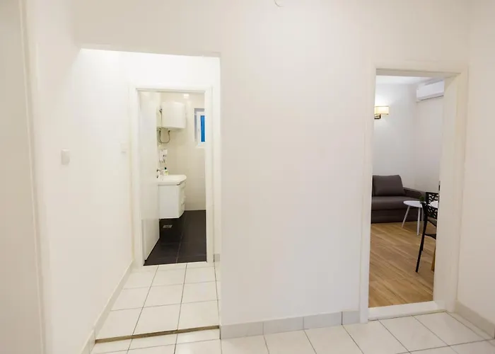 דירה 2 Bed Sleeps 6 - Free Parking קריקווניצה