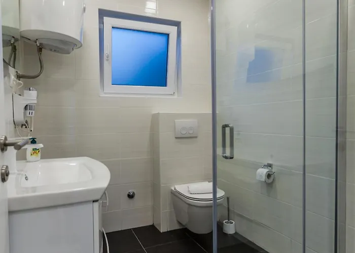 2 Bed Sleeps 6 - Free Parking