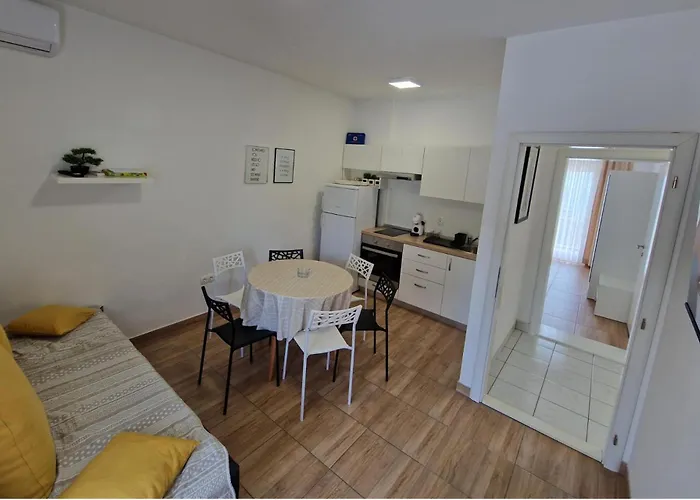 2 Bed Sleeps 6 - Free Parking